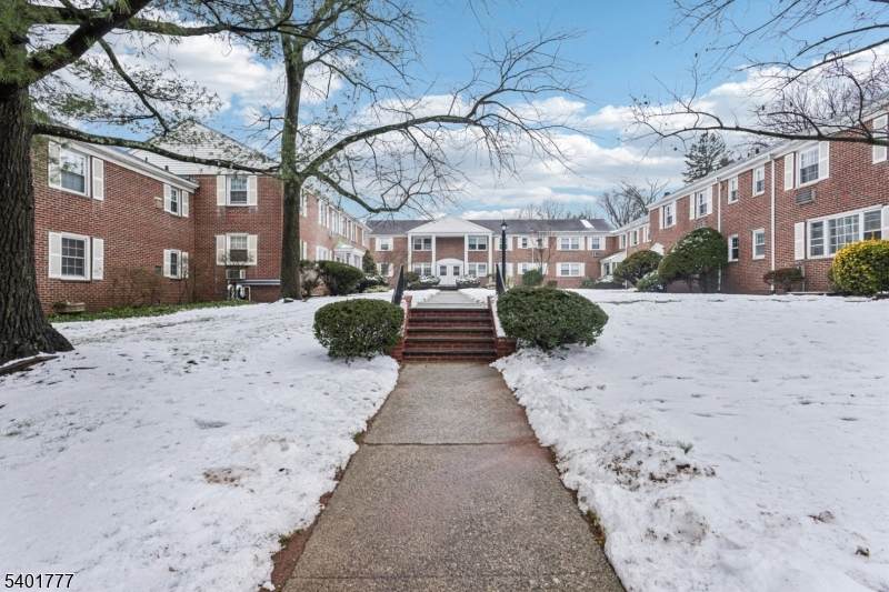 445 Morris Ave - Photo 1