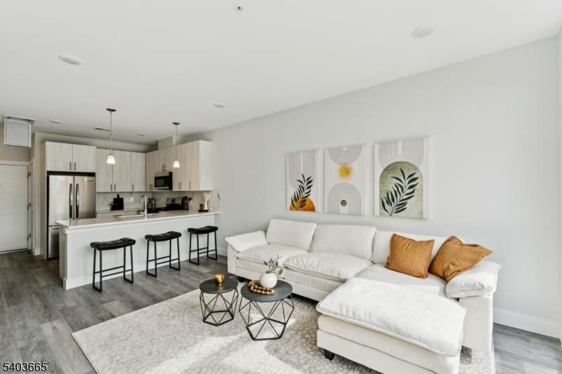 140 W Webster Ave - Photo 1