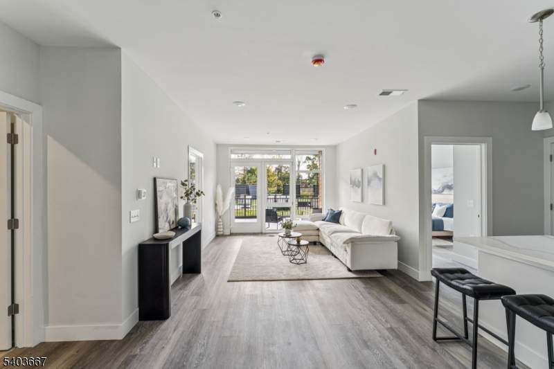 140 W Webster Ave - Photo 1