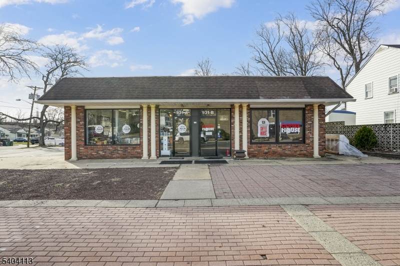 931 Amboy Ave - Photo 1