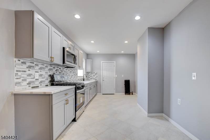 621 Grove St - Photo 1