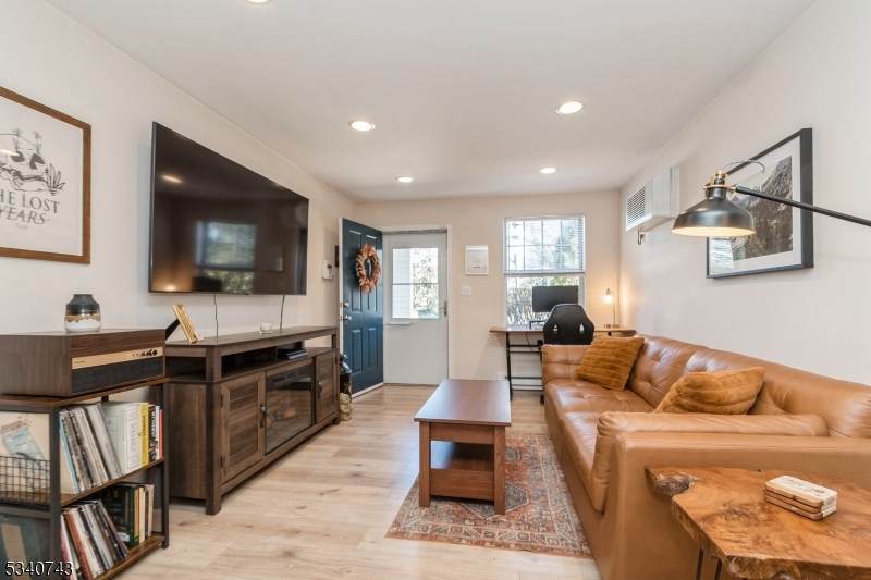 103 Woodcrest Dr - Photo 1