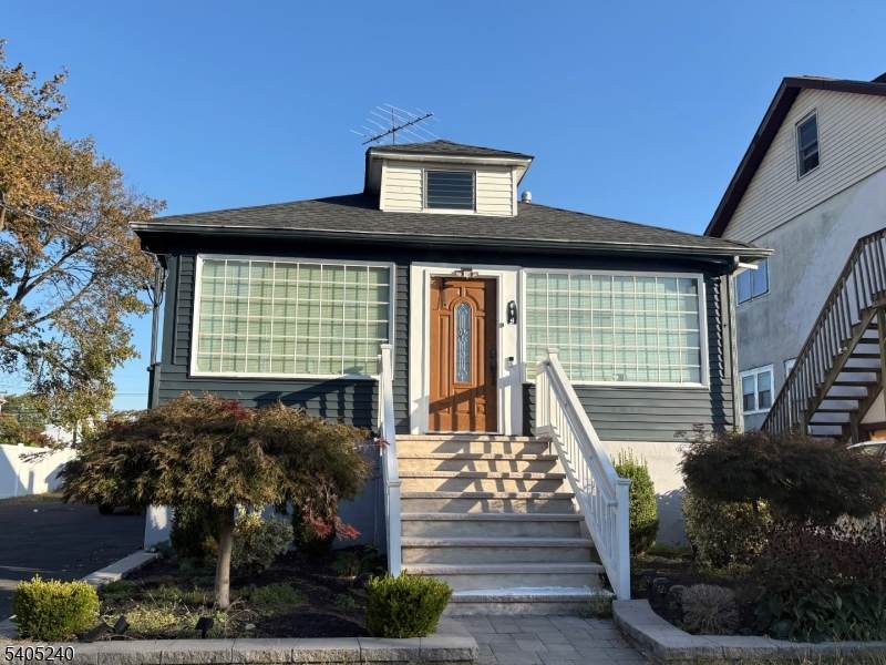 619 Hancock St - Photo 1