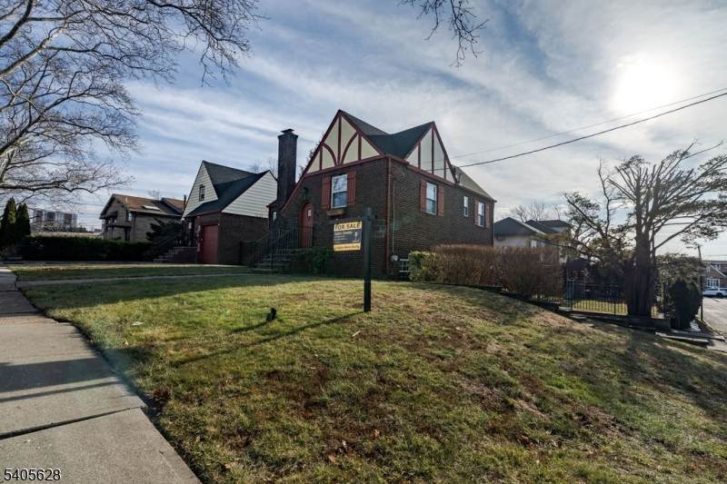 820 Elizabeth St - Photo 1