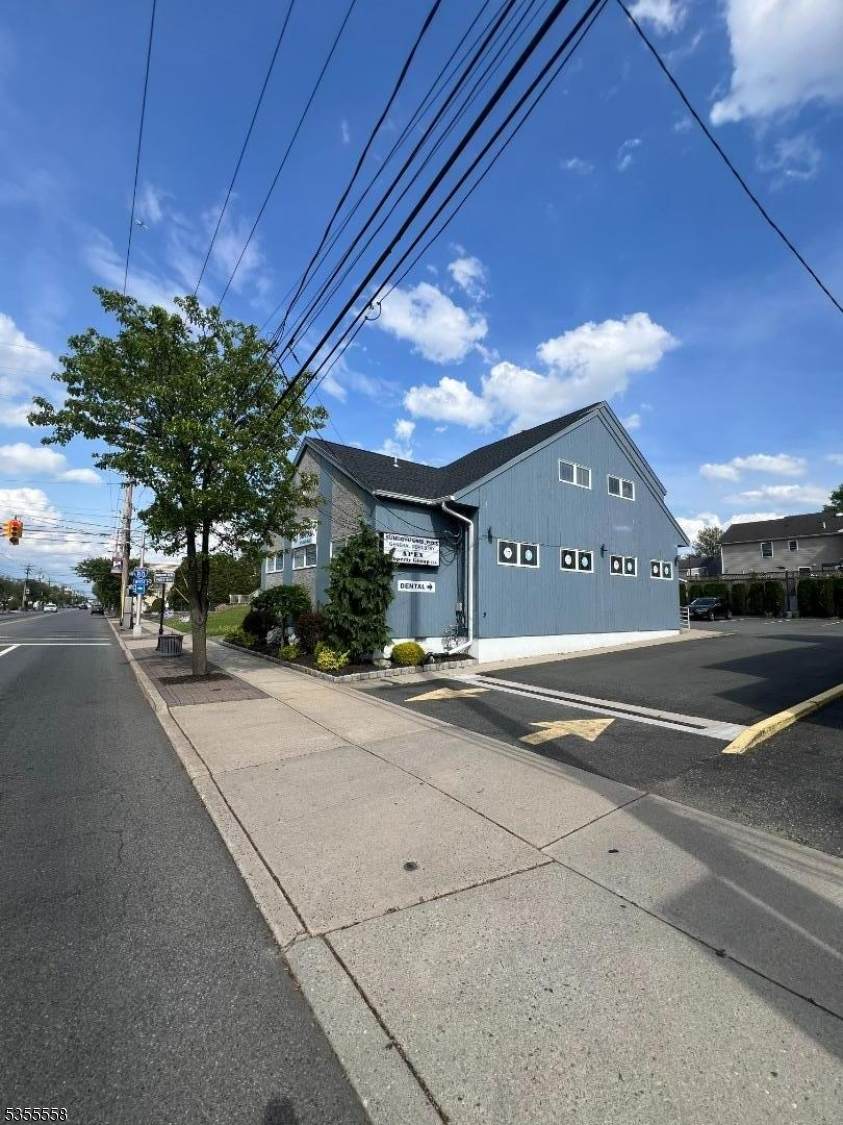 418 Union Blvd - Photo 1