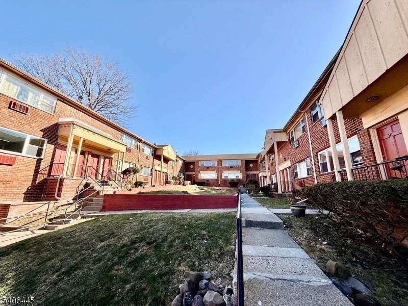 916 Stuyvesant Ave - Photo 1