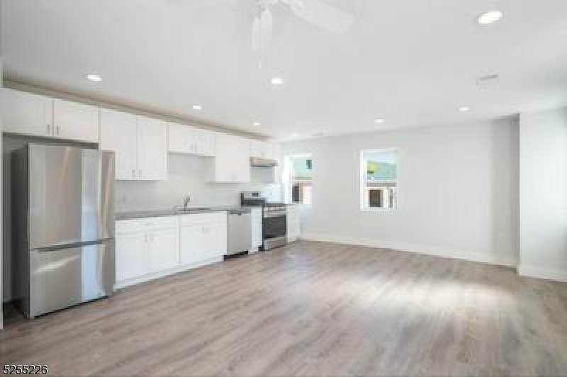 726 Bloomfield Ave - Photo 1