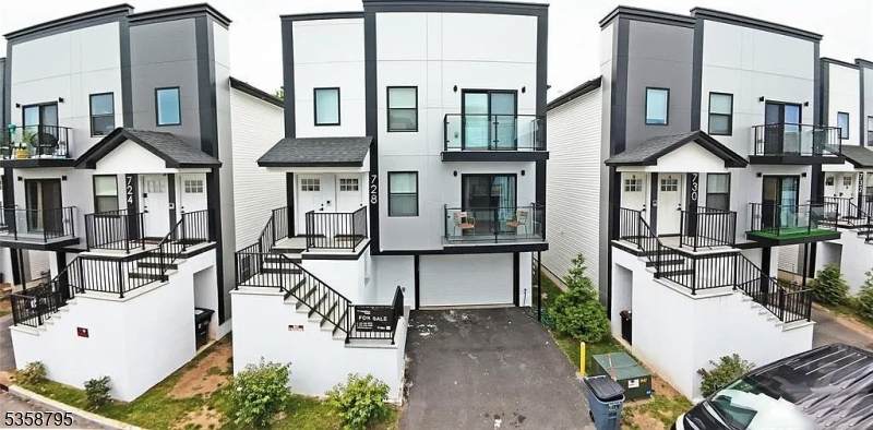 728 Seaport Dr - Photo 1