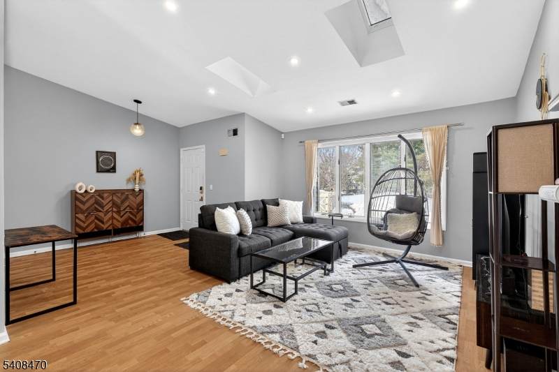 68 Westchester Ter - Photo 1