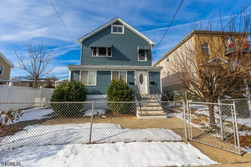 811 Jackson Ave - Photo 1