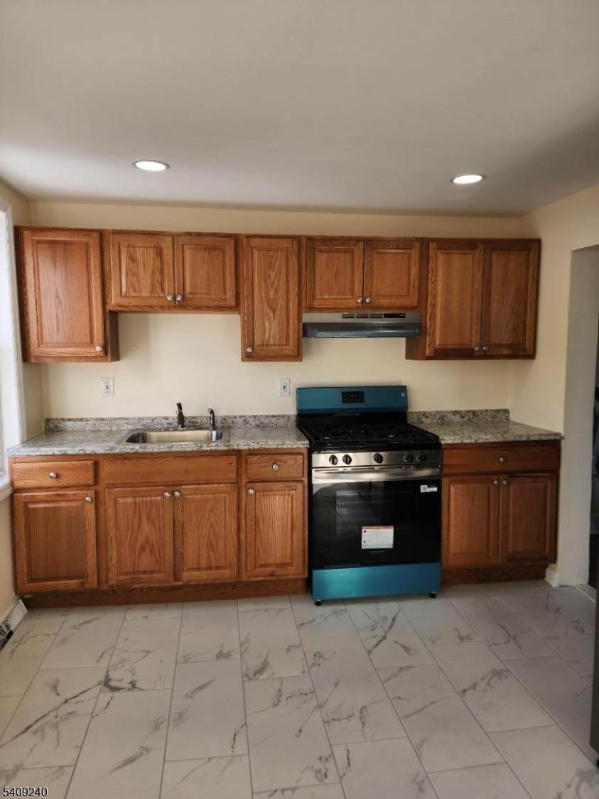 252 Montgomery St - Photo 1