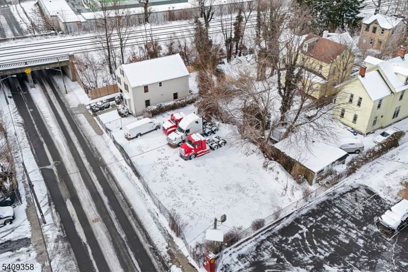 27 Oakwood Ave - Photo 1