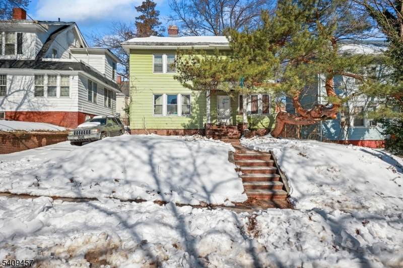 37 Custer Ave - Photo 1