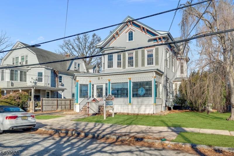 305 E High St - Photo 1