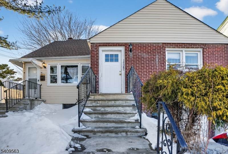 1608 Van Ness Ter - Photo 1