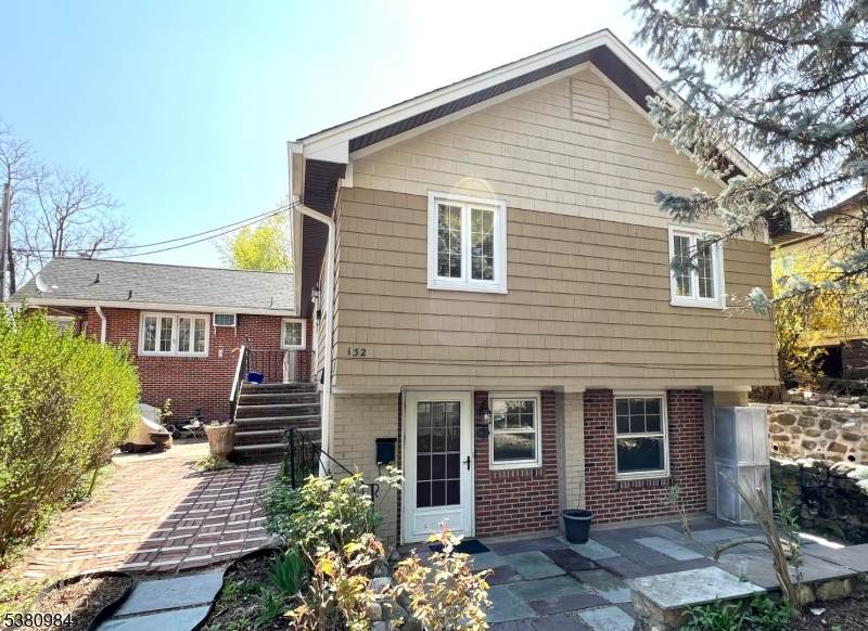 132 Lincoln St - Photo 1