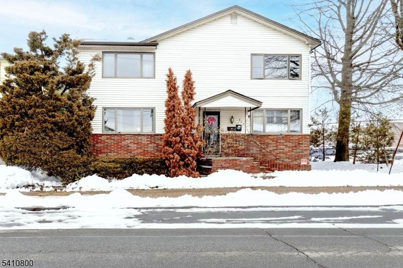 713 Dennis Pl - Photo 1