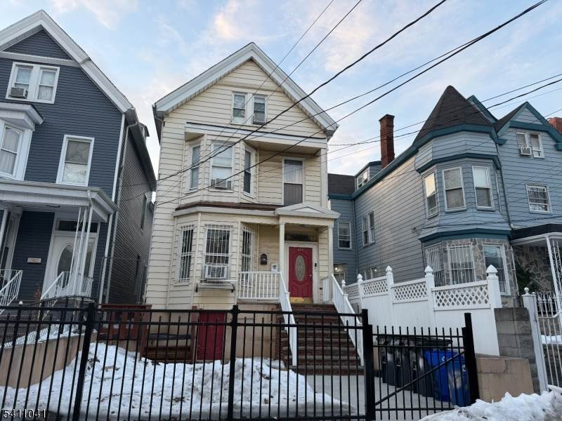 320 Summer Ave - Photo 1