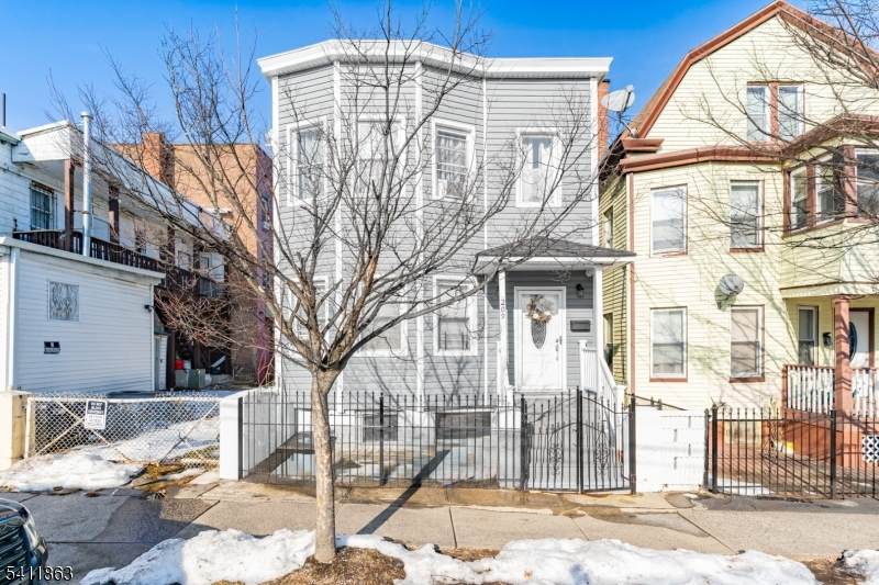 209 Taylor St - Photo 1