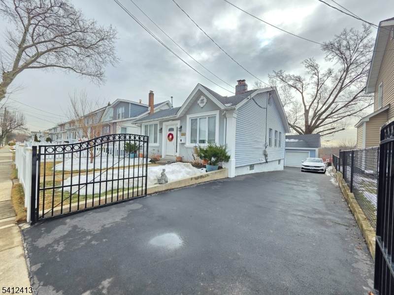 564 Chapman St - Photo 1