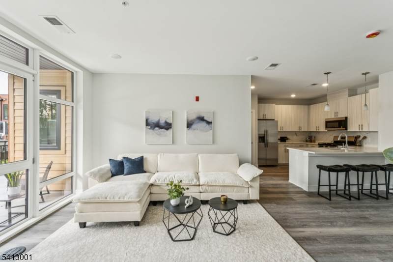 140 W Webster Ave - Photo 1