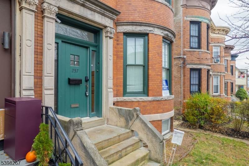 257 Woodlawn Ave - Photo 1