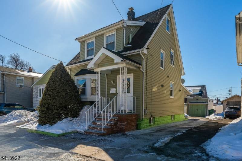 828 Allen St - Photo 1