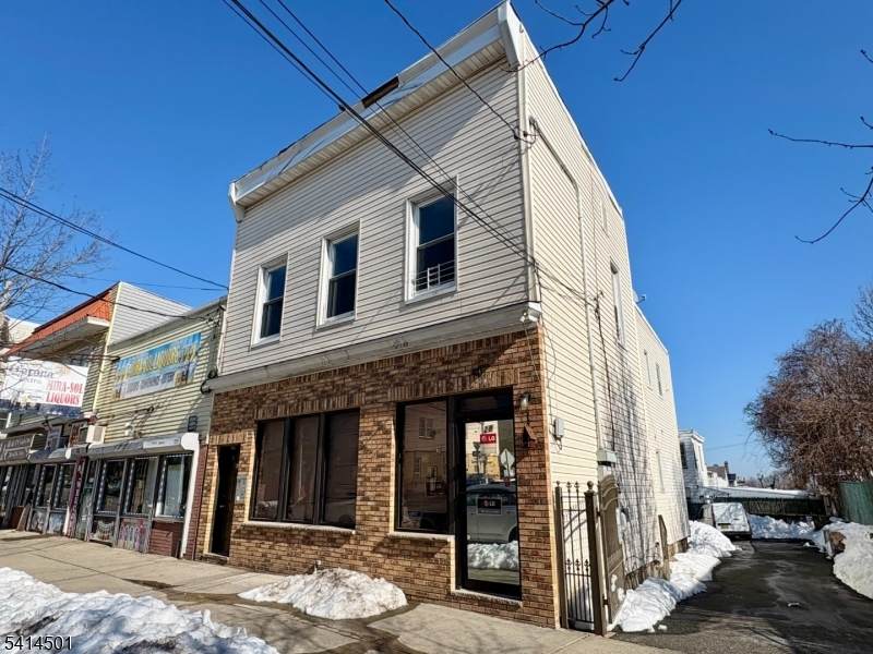 28 Davis Ave - Photo 1