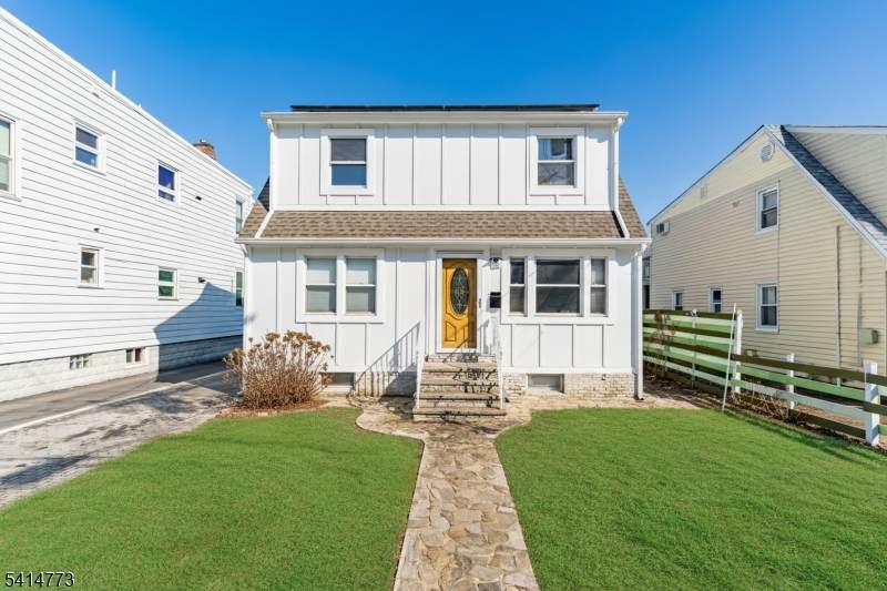 22 Schuyler Ave - Photo 1