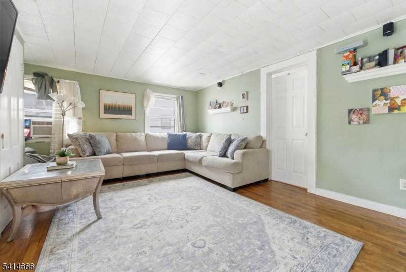 https://bt-photos.global.ssl.fastly.net/gsmls/orig_boomver_1_4012678-2.jpg