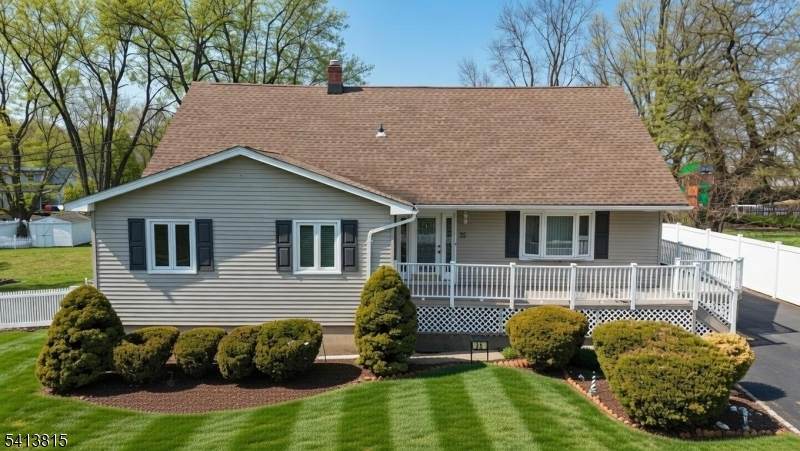 35 Thompson Ave - Photo 1