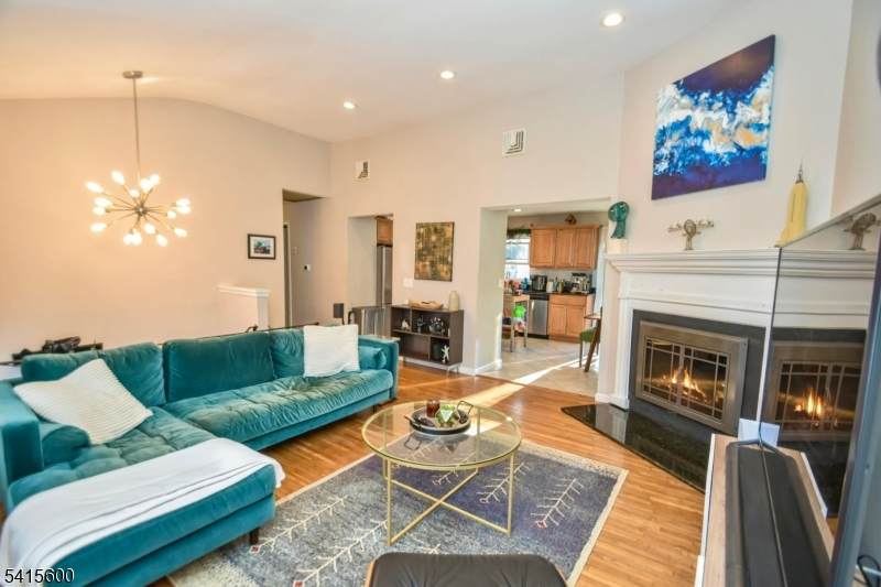 https://bt-photos.global.ssl.fastly.net/gsmls/orig_boomver_1_4013195-2.jpg