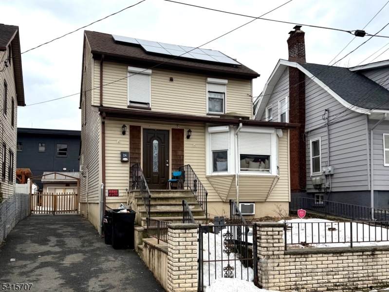 24 Hollywood Ave - Photo 1
