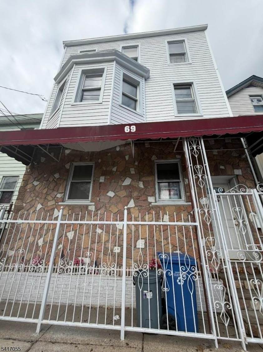 69 Grand St - Photo 1