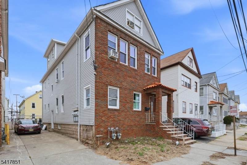 757 Thomas St - Photo 1