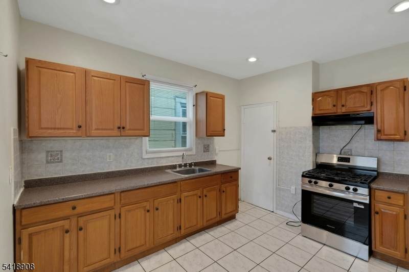 496 21St St, Apt 2 - Photo 1