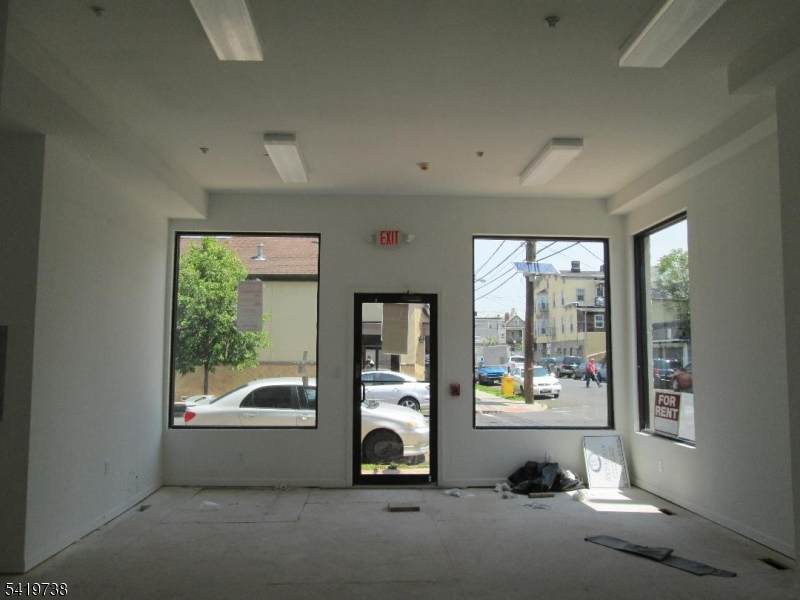 https://bt-photos.global.ssl.fastly.net/gsmls/orig_boomver_1_4016659-2.jpg