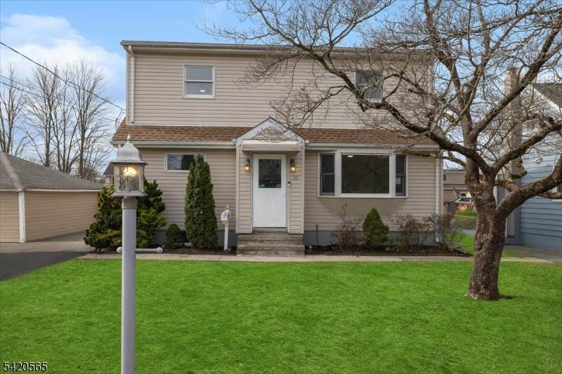 101 Midvale Ave - Photo 1