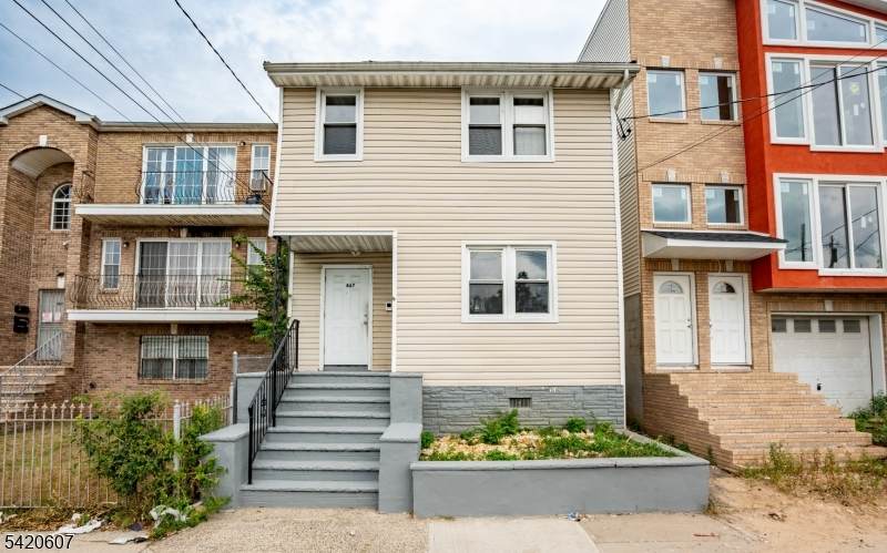 467 Hawthorne Ave - Photo 1
