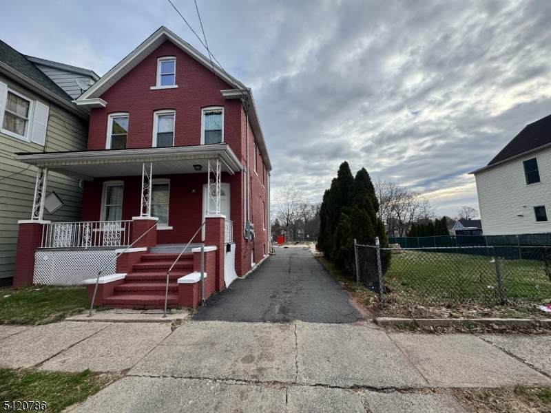 17 Home St - Photo 1
