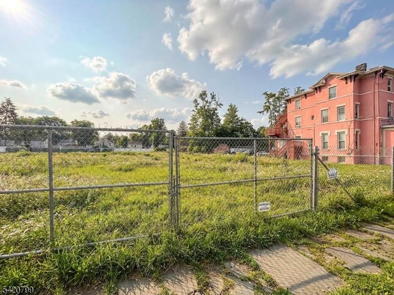 228 E 9Th St - Photo 1