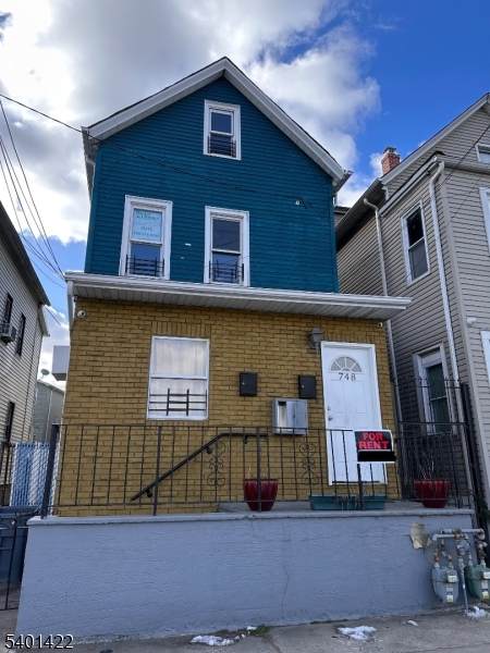 748 Trumbull St - Photo 1