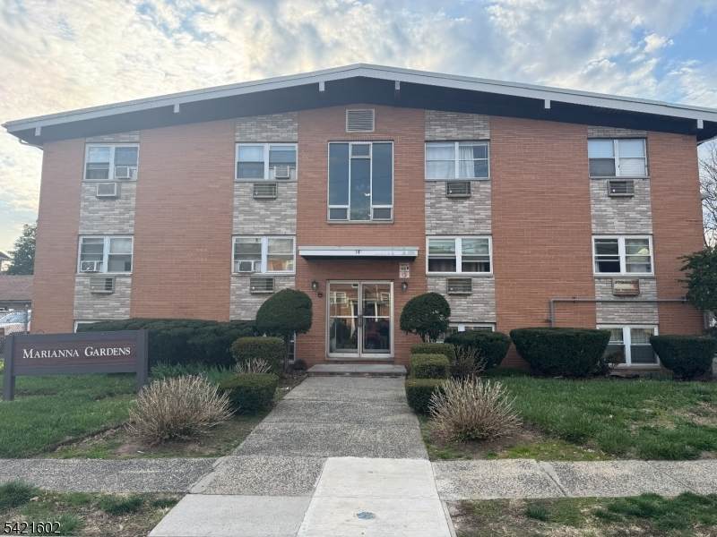 744 Hazard Pl - Photo 1