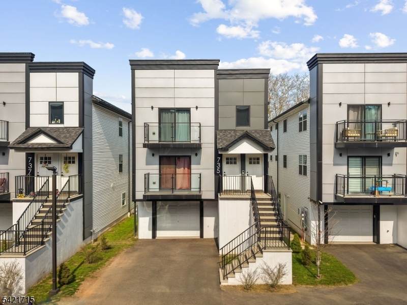 735 Seaport Dr - Photo 1