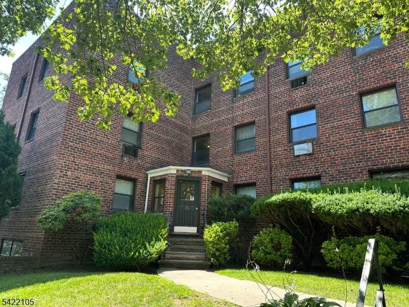 16 Roosevelt Pl - Photo 1
