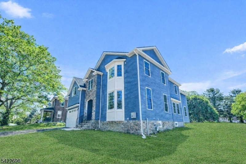 210 Corliss Avenue - Photo 1