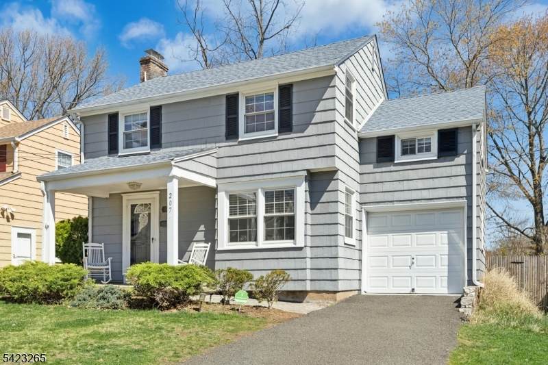 207 2nd St - Photo 1