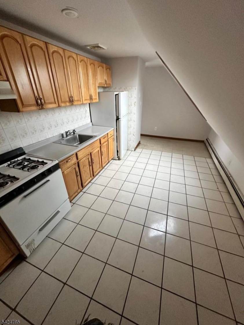 136 Marshall St - Photo 1