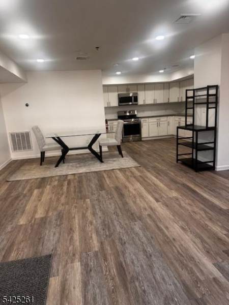 81 Hawthorne Ave - Photo 1