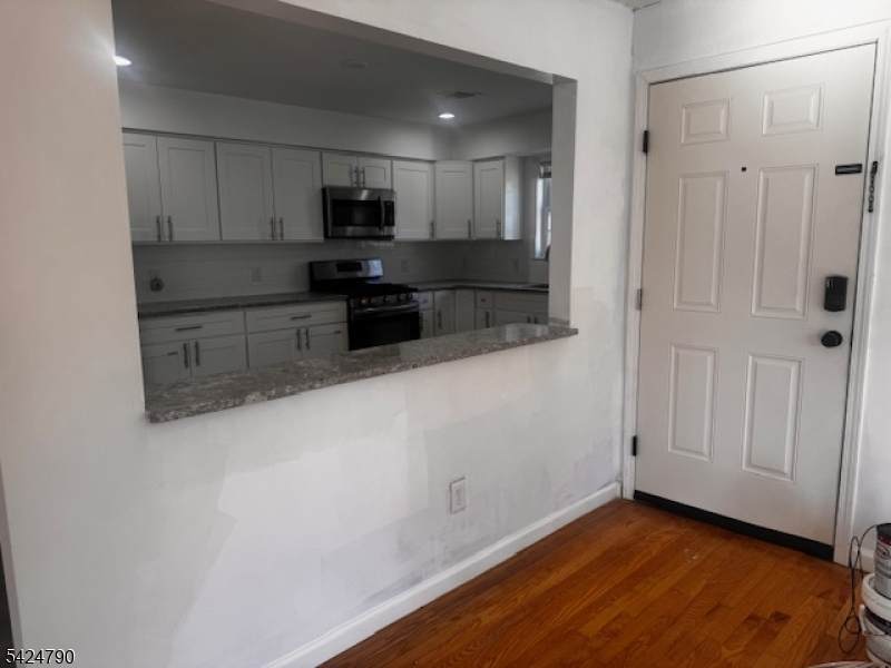 81 Hawthorne Ave - Photo 1
